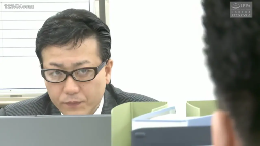 坐姿 · 严肃 · 眼镜 · 脸部特写 · 办公室 · 凝视 · 西装 · 中年男性