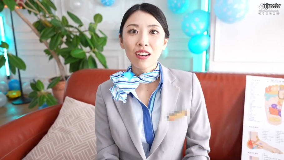 坐姿 · 中景 · 客厅 · 聊天 · 双女 · 饮料瓶 · 浴袍 · 放松