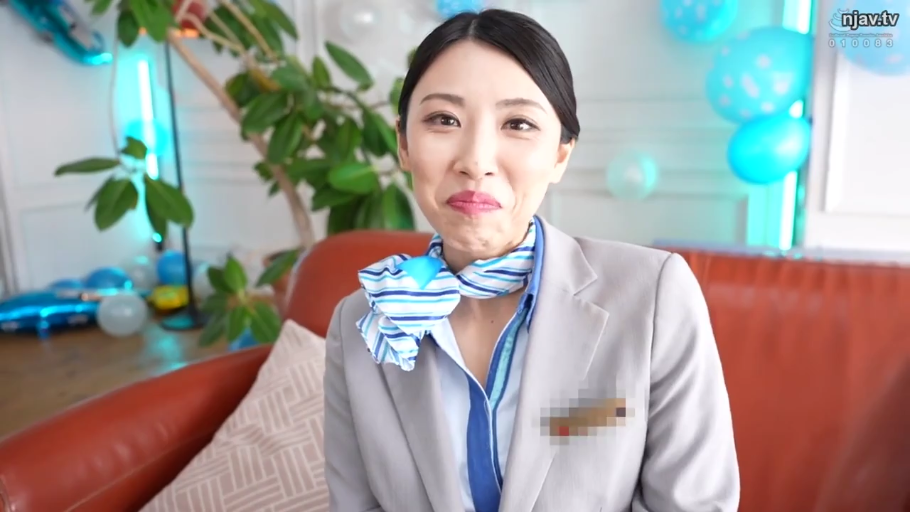 交谈 · 站立 · 自然 · 阳台 · 冬装外套 · 背景建筑 · 两女一男