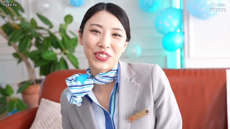 蹲姿 · 中景 · 跨坐 · 兴奋 · 短发 · 酒店客房 · 粉色缎面衬衫