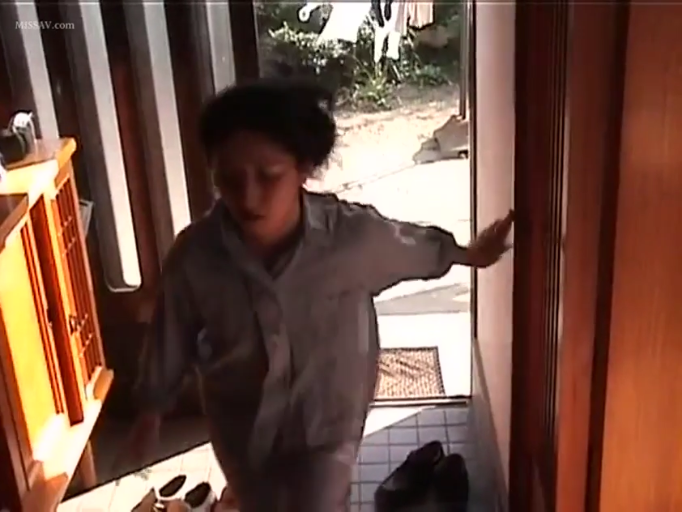 站立 · 玄关 · 灰色睡衣