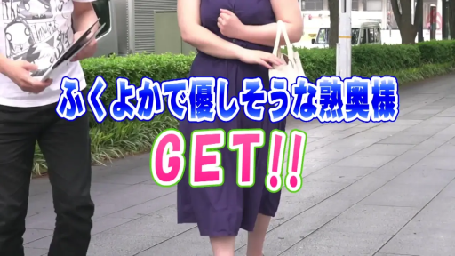 站立 · 手提包 · 街道 · 紫色连衣裙 · 步行