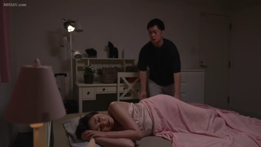 卧室 · 中景 · 平静 · 电脑桌 · 侧卧 · 短袖 · 睡眠 · 居家场景