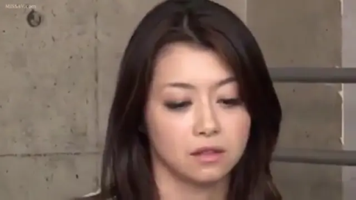 室内 · 忧郁 · 脸部特写 · 白色上衣 · 熟女 · 正面