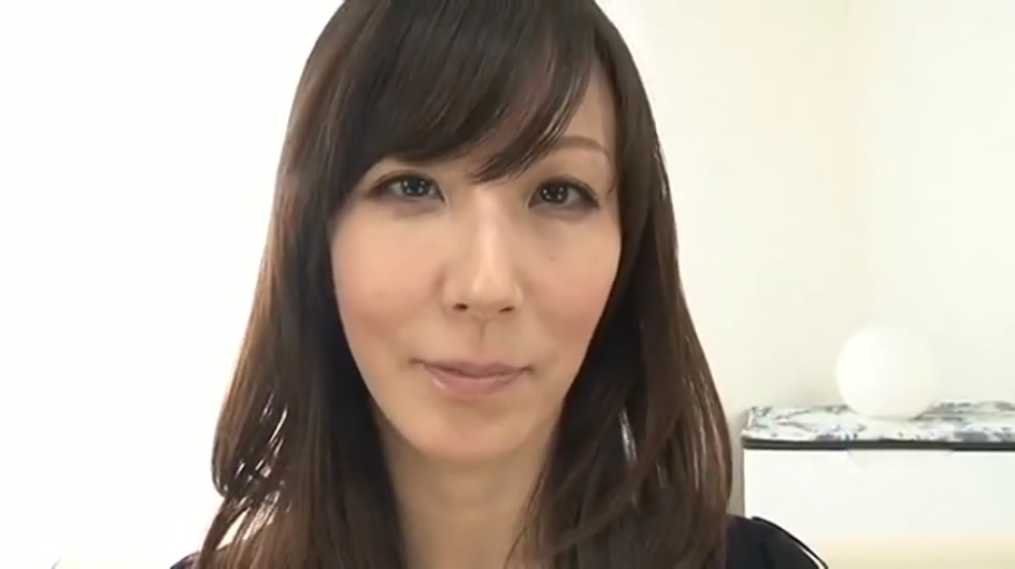 室內 · 微笑 · 面部特寫 · 长发 · 凝视镜头 · 背景台灯 · 黑色衣服 · 正面对镜头