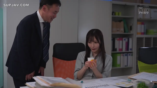 坐姿 · 交谈 · 办公室 · 自然 · 职业装 · 职场 · 水杯