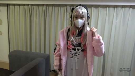 室内 · 站立 · 平静 · 摆拍 · 口罩 · 粉色外套 · Cosplay