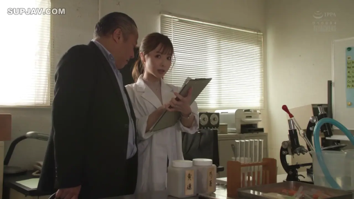 严肃 · 西装 · 角色扮演 · 中景 · 站姿 · 实验室 · 工作交流 · 实验器材