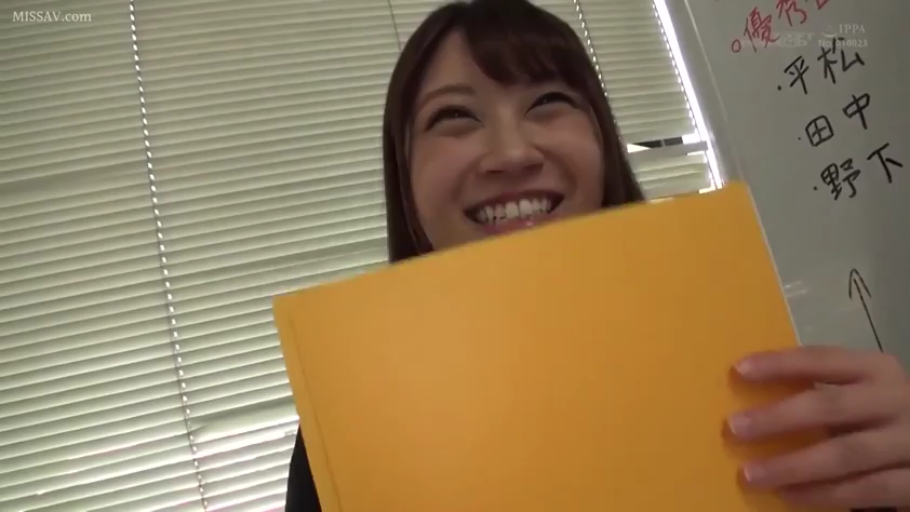 办公室 · 站立 · 微笑 · 面部特写 · 职业装 · 文件夹 · 持物