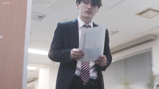 严肃 · 办公室 · 站立 · 半身 · 西装 · 职场 · 纸张 · 审阅