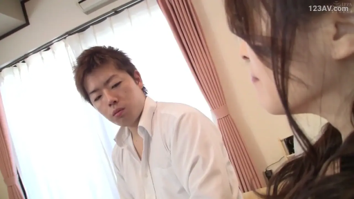 室内 · 坐姿 · 严肃 · 白色衬衫 · 成人内容 · 注视 · 窗帘 · 侧脸