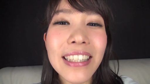 室内 · 脸部特写 · 微笑 · POV视角 · 谈话 · 浅色上衣 · 正脸