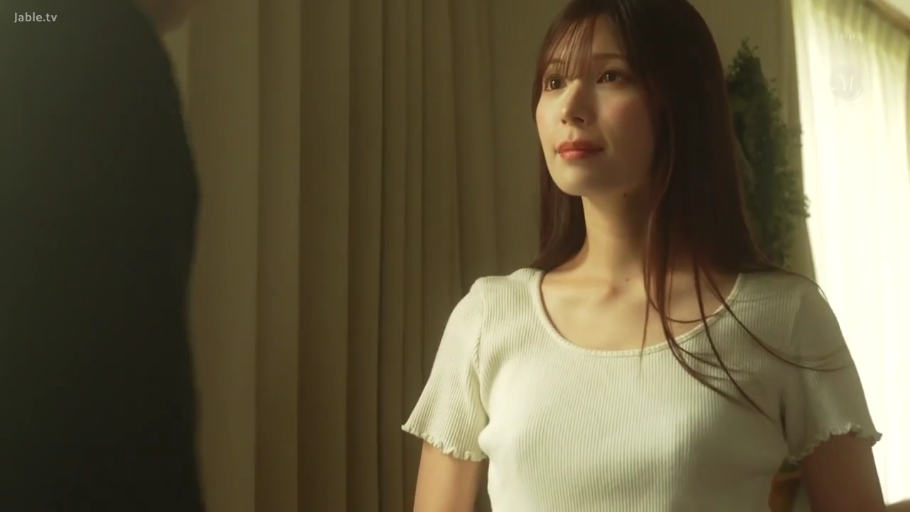 室内 · 站立 · 白色短袖 · 平静 · 半身特写 · 注视 · 长发美女