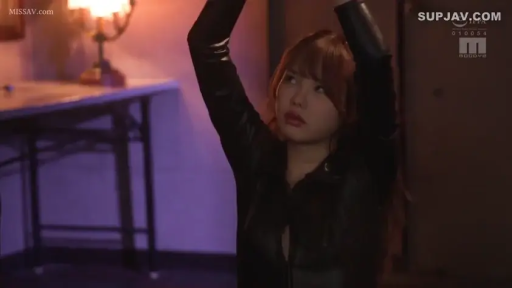 呆滞 · 暗室 · 近景 · 束缚 · 黑色皮衣 · 昏暗灯光 · 束缚具 · 举手姿