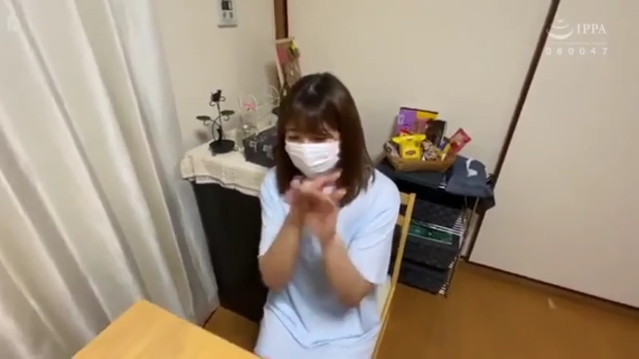 交谈 · 居家 · 口罩 · 戴口罩 · 正面坐姿 · 浅蓝色短袖 · 住宅室内