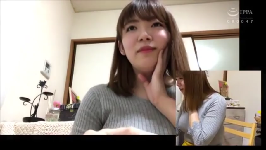 室內 · 臉部特寫 · 注视镜头 · 灰色針織衫 · 自然微笑 · 托腮坐姿 · 双画面 · 书桌摆件