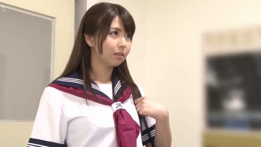 教室 · 专注 · 课桌 · JK制服 · 坐姿开腿 · 胯下特写 · 露底行为 · 视角低