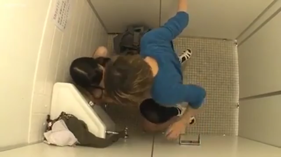 口交 · 跪姿 · 无表情 · 蓝色上衣 · 公共厕所 · 俯视图