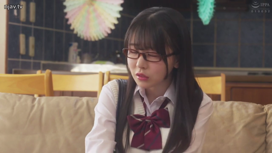 Sitting Posture · Conversation · School uniform · Grievance · Glasses · Living room · Half-body close-up · 黑长直