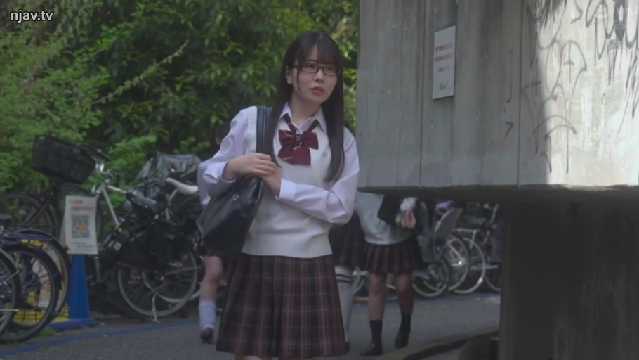 全身 · 校服 · 自然 · 行走 · 室外街道 · 书包 · 上学 · 少女群像