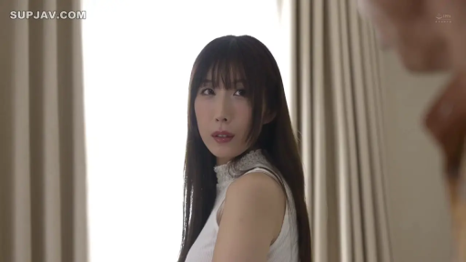 室内 · 忧郁 · 面部特写 · 凝视 · 窗帘 · 长直发 · 白色无袖衫 · 侧身回头