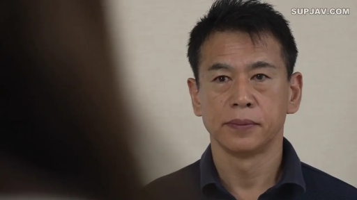 室内 · 坐姿 · 平静 · 面部特写 · 白色上衣 · 注视 · 窗帘 · 中长发