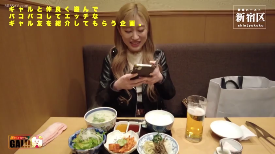 坐姿 · 中景 · 微笑 · 餐厅 · 智能手机 · 玩手机 · 皮夹克 · 染发