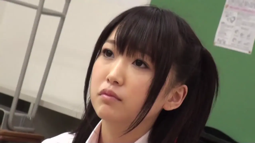 坐姿 · 面部 · 忧郁 · 教室 · 白色衬衫 · 注视 · 双马尾 · 背景展板