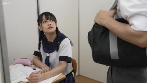 坐姿 · 教室 · 中景 · 水手服