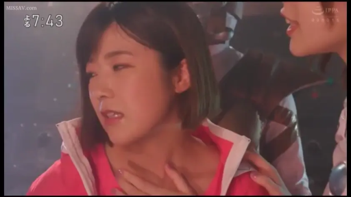 臉部特寫 · 痛苦 · 攝影棚 · 短发 · 凌辱 · 粉色制服 · 被人抓住