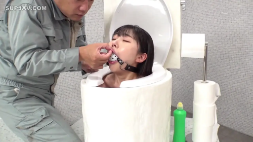 脸部特写 · BDSM · 痛苦 · 工作服 · 被困 · 卫生间 · 马桶 · 戴口塞