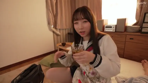 坐姿 · 中景 · 微笑 · 水手服 · 学生装 · 水杯 · 住宅 · 拿杯子