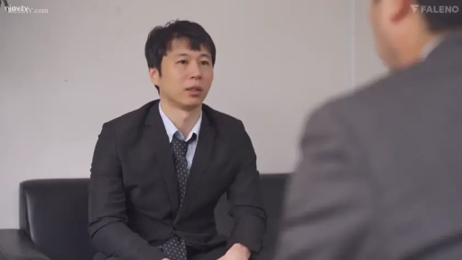 坐姿 · 严肃 · 办公室 · 沙发 · 剧情 · 上半身 · 西装 · 面谈