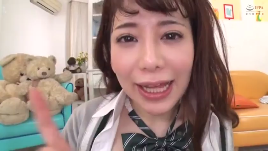 客厅 · 毛绒玩具 · 灰色开衫 · 大特写 · 言语表达 · 露齿微笑 · 向前俯身 · 手指镜头