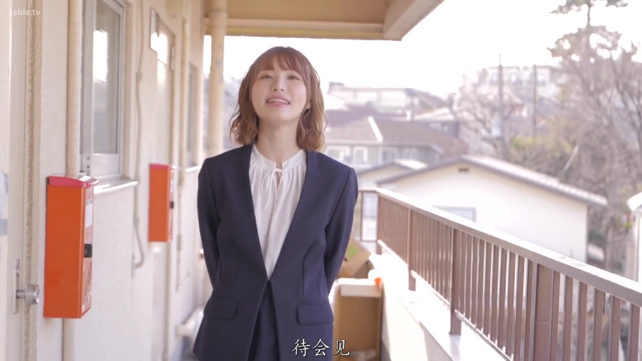 职业西装 · 站立 · 纸箱 · 近景 · 甜美微笑 · 室外走廊 · 告别