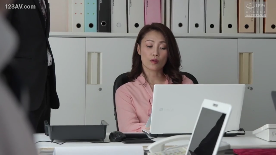 坐姿 · 脸部 · 专注 · 办公室 · 笔记本电脑 · 办公 · 职场 · 粉色衬衫