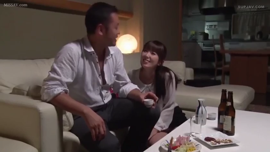 座り姿勢 · 微笑 · リビング · 居家 · 酒瓶 · シャツ · 交流