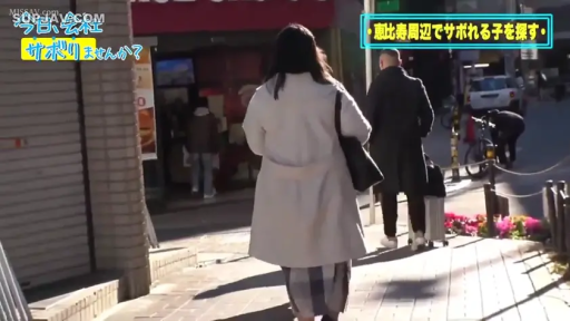 街道 · 白色风衣