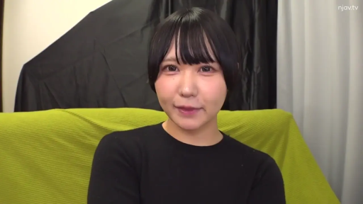 室内 · 座り姿勢 · 顔 · ソファ · 微笑 · カメラに向かって · 黑色毛衣 · 日本女性