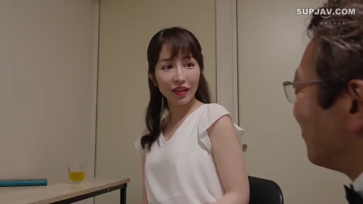 室内 · 坐姿 · 专注 · 中景 · 对话 · 熟女 · 白色无袖上衣 · 玻璃杯