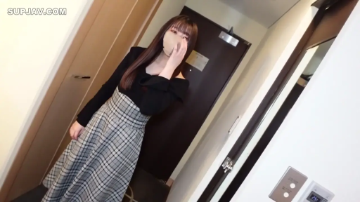 全身 · 站立 · 长发 · 口罩 · マスクを着用してください · 室内玄关 · 整理口罩 · 灰色格子长裙