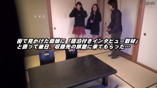 室内 · 站立 · 和室 · 全景 · 休闲装 · 桌子 · 交流 · 喜悦