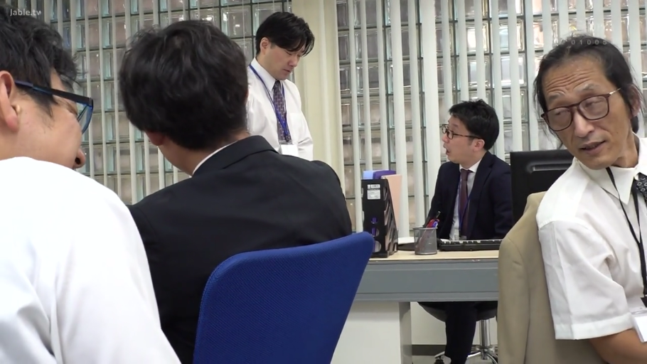 坐姿 · 交谈 · 办公室 · 电脑 · 自然 · 职场 · 商务装