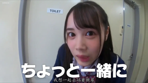 脸部特写 · 学生制服 · 门牌 · 洗手间门口 · 指向 · 探头姿势 · 惊疑 · 特效文字