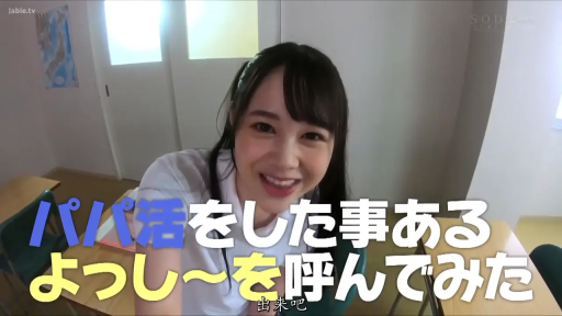 俯身 · 教室 · 面部特写 · 白色上衣