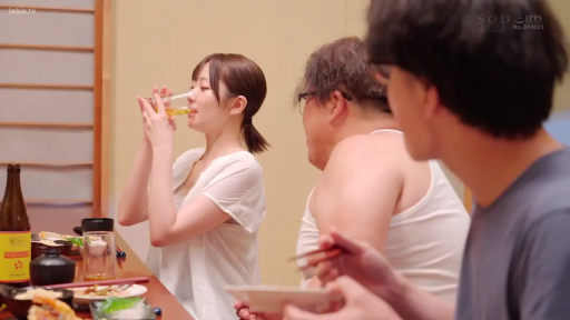 座り姿勢 · 和室 · 中景 · 平静 · 酒杯 · 喝酒 · 白色短袖连衣裙