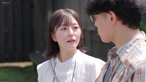 交谈 · 站立 · 自然 · 劇情 · 特寫 · 休閒服飾 · 户外