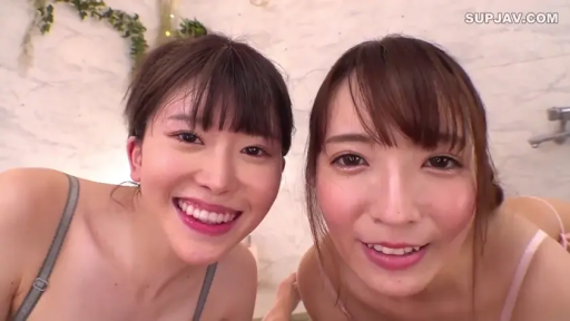 室内 · 身をかがめる · 顔部のクローズアップ · 微笑 · 凝視 · 内衣 · 二人