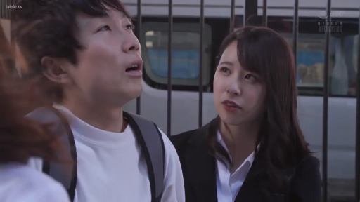 交谈 · 站立 · 困惑 · 职业装 · 剧情 · 户外 · 背包 · 半身像