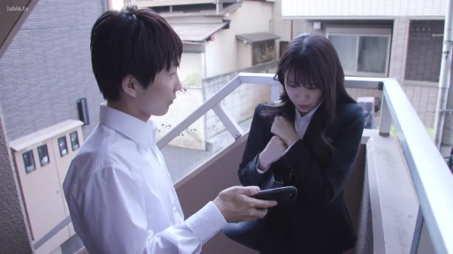 严肃 · 站立 · 中景 · 楼梯间 · 职业装 · 手机 · 男女 · 展示手机